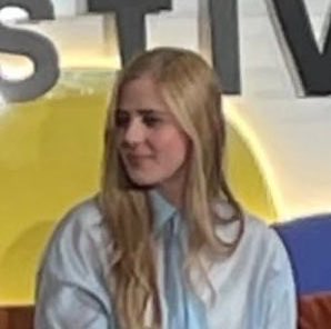 mooncherirose's tweet photo. @ THE PITT STYLING DEPARTMENT 

Melissa king is in her trying something new DOCTOR BARBIE era. DO NOT DARKEN Taylor’s hair !!!!!!! https://t.co/84mprYqiVZ