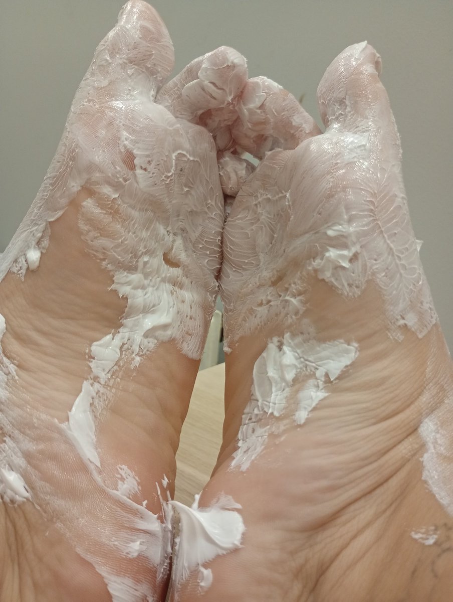 Luufeet2005's tweet photo. @Melis_Paradise6 If you want to jerk off to a custom feet video, I'm the one. DM me 😘 https://t.co/b9J11VE77Q