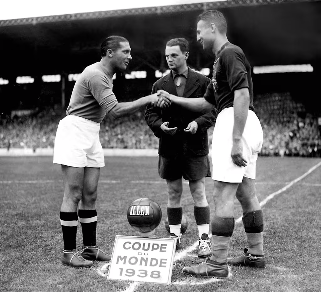 DataFutebol's tweet photo. O aperto de mão de Giuseppe Meazza 🇮🇹 e Gyorgy Sarosi 🇭🇺 antes da final da Copa do Mundo de 1938. https://t.co/fwxGNCan5c