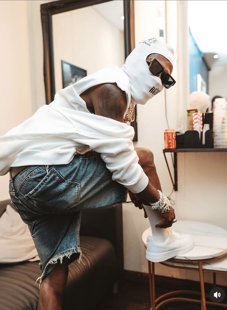 blogger__gh's tweet photo. Love him or hate him, you can’t skip his chapter in African music history. 👑📖🔥 #ShattaWale #SMFans #ShattaFestUk https://t.co/i1Thcs92U8
