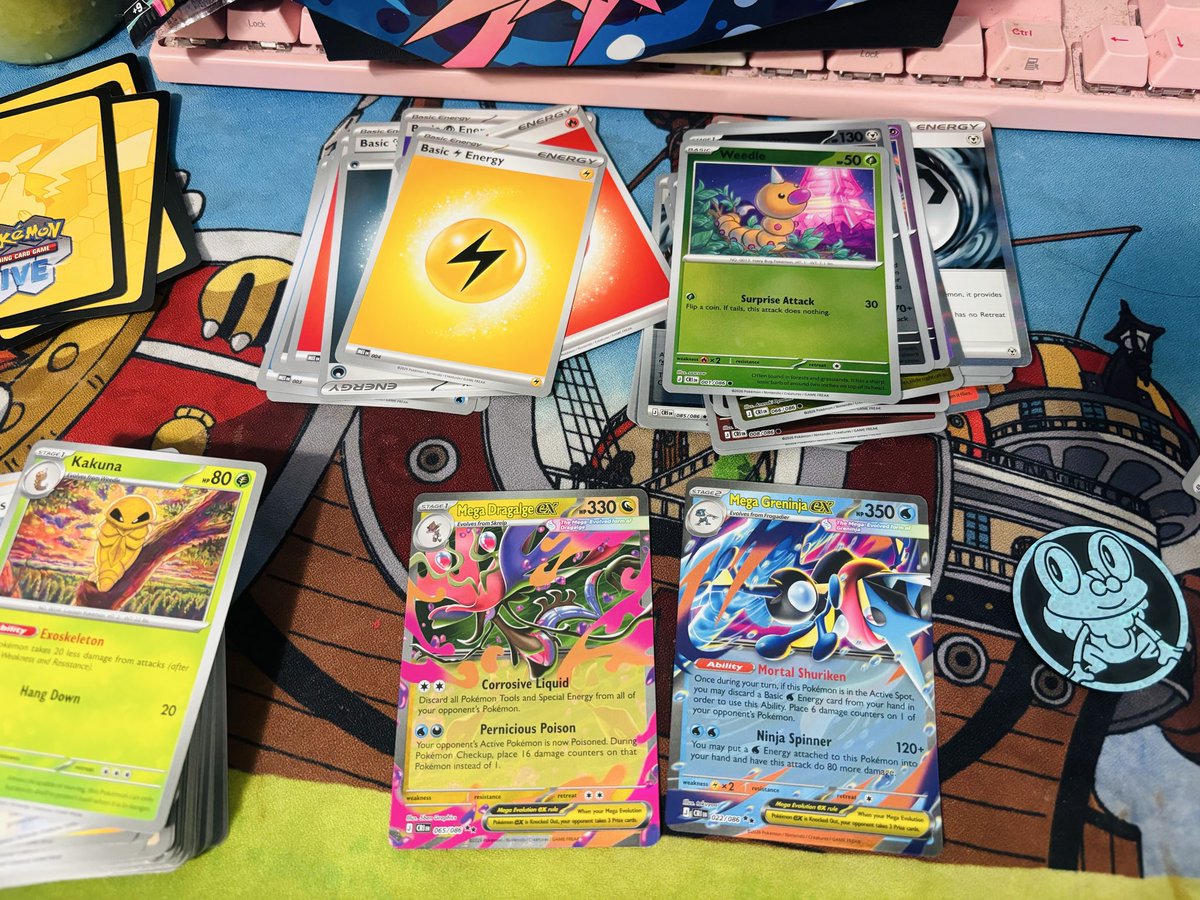 CompadreErick's tweet photo. Hits from an etb 🫩
Ngl im so burnt out on ripping 
Gf and I open ~100 packs with every set release and we never get much. 

Meanwhile dudes open 1 blister and snipe the top hit every time. At this point, I’m opening 1 booster box a set and calling it a day 😑 https://t.co/MyRlwaTQE5