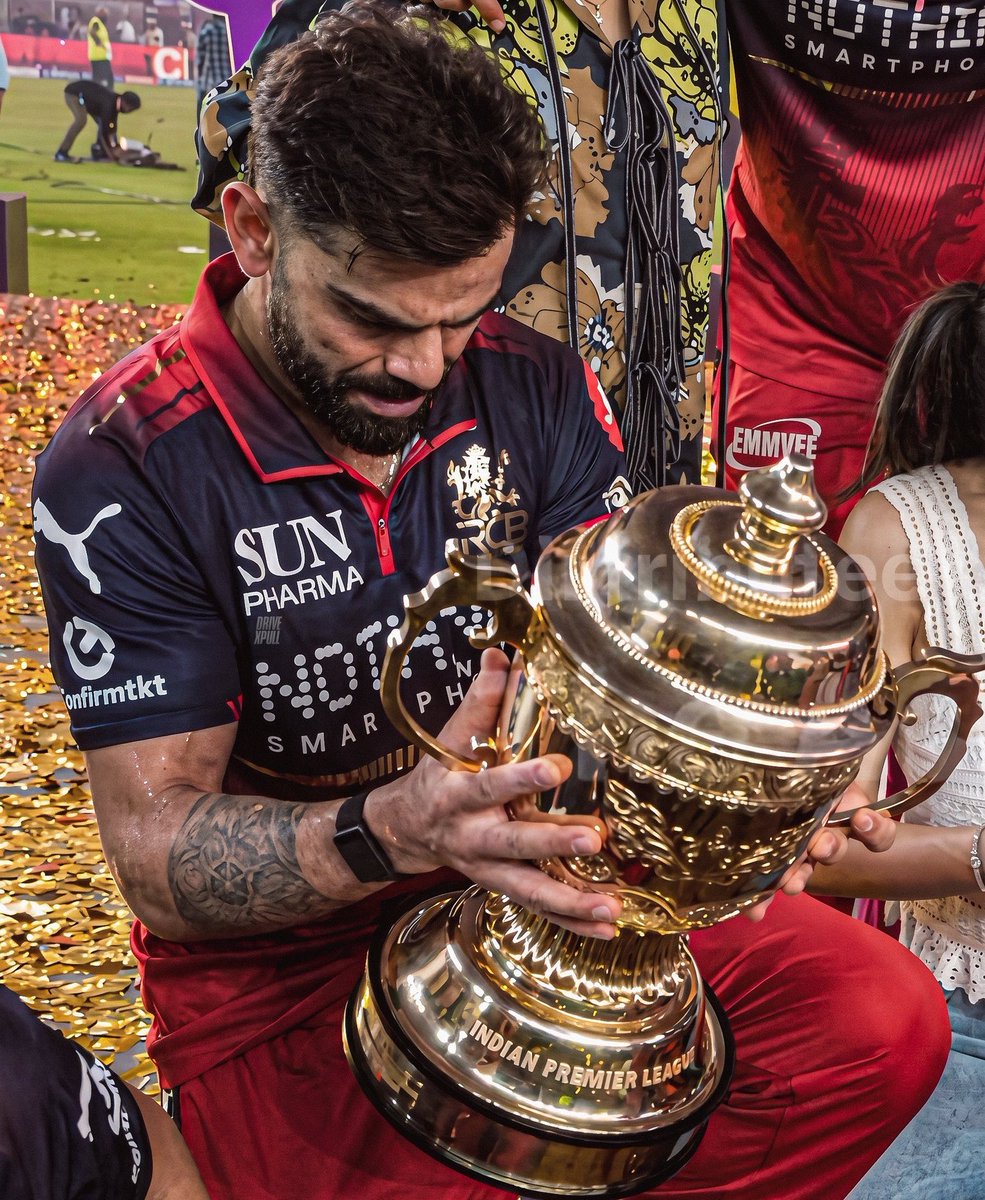 mufaddal_vohra's tweet photo. Virat Kohli with the IPL trophy. ❤️ https://t.co/LkBnQTHjU1