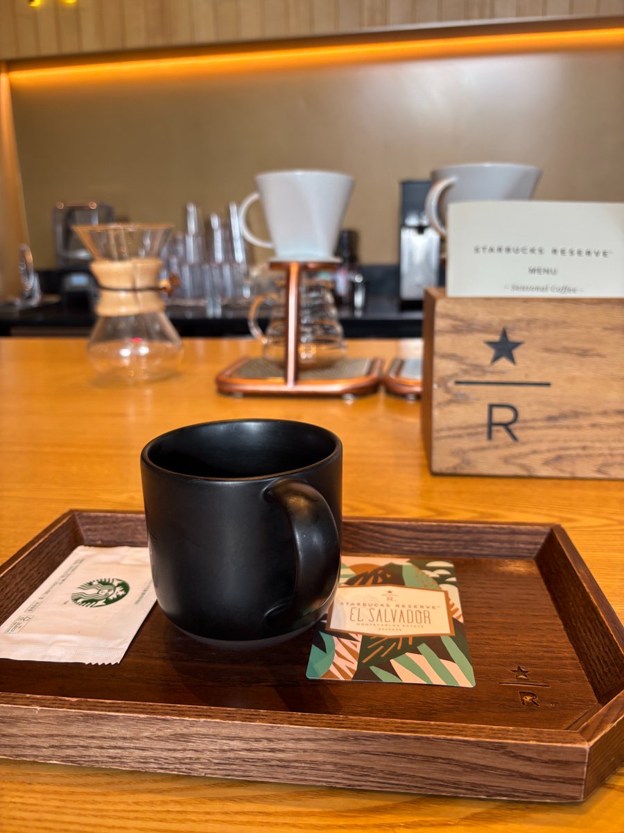 kellyspick's tweet photo. Over a year without coffee.
Today, sitting at a Reserve bar with a Chemex brew, I tasted my boundaries.
I thought I was just enduring the restriction with tea. But tasting it, I realized I hadn’t just quit—my palate had naturally shifted toward clarity and lightness.

Sometimes, we don’t break old habits. We gracefully outgrow them.

What is one thing you’ve elegantly outgrown recently?

#QuietLuxury #MindfulWellness #SeoulLifestyle