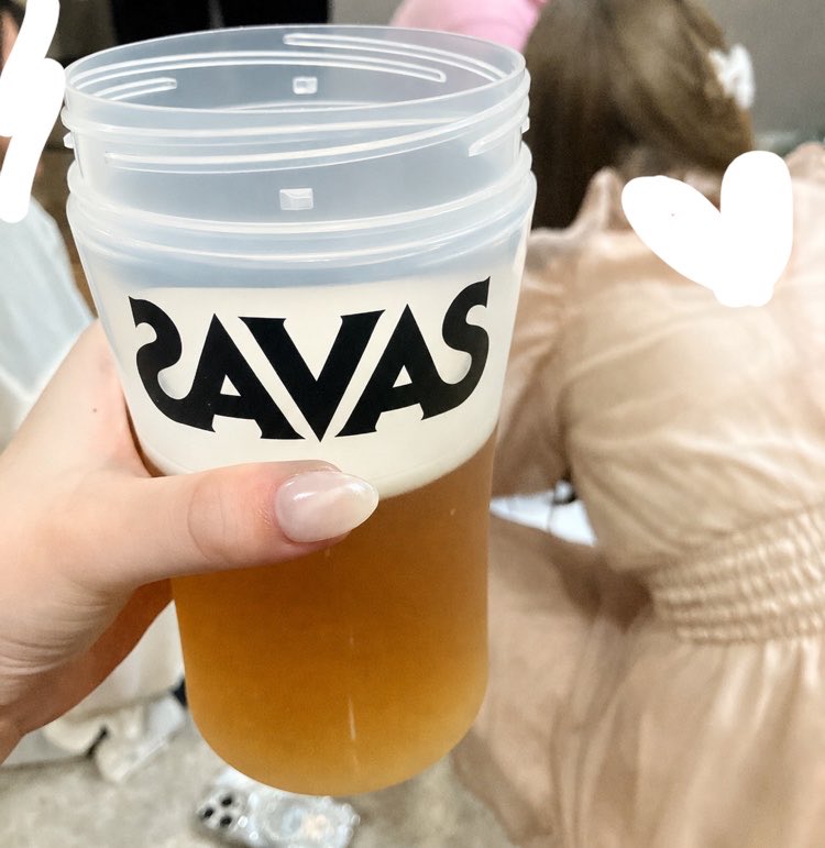 kuccha__ne's tweet photo. 昨日のライブ後おびんでぃ新居に飲みに行ったら、シェイカーにサーバーからビール注がれる体育会環境だった🍻
お酒の回り早いなと思ってたけど昨日全くご飯食べてないからそれはそう案件。
帰宅即始業のやつ久々🤷‍♀️ てか起きた自分えらスンギ🤷‍♀️ 
皆と会えたの楽しかった〜 https://t.co/icPIbI6qek