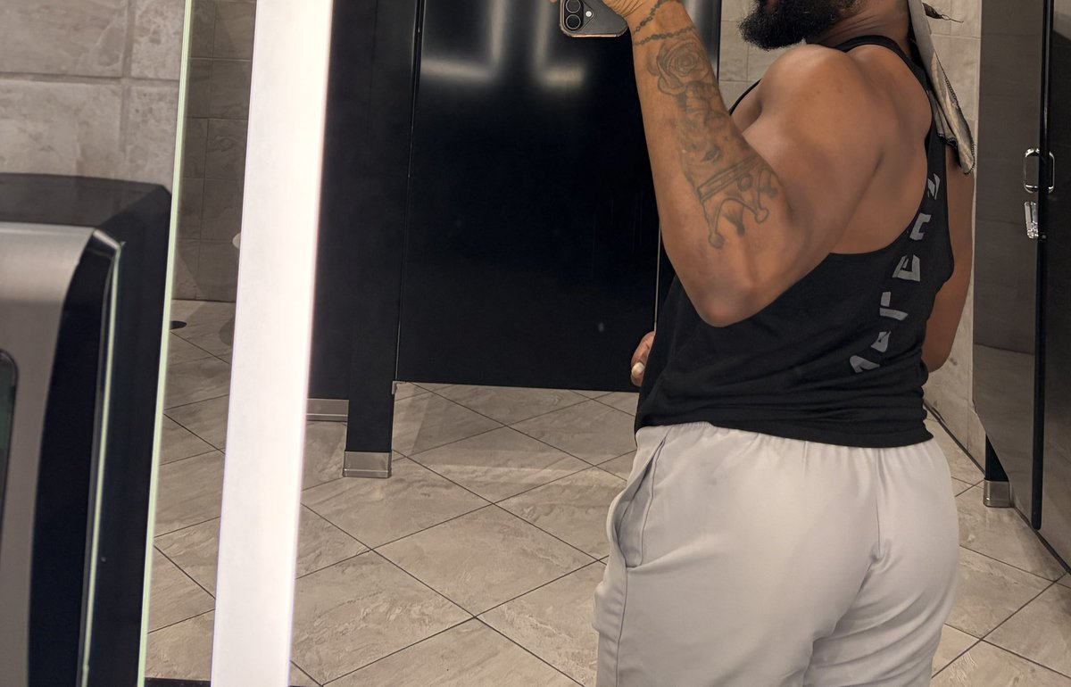 BigDaddyLucci's tweet photo. If I ain’t gone do nun, imma pop it 🙂‍↔️ https://t.co/MXvqZbSQ16