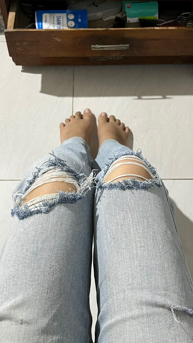 adejeula's tweet photo. prelovedd celanaa yuu siapa mauu? #preloved #prelovedjeans #zonauang  #zonajajan #bandung #shopee https://t.co/vUUKs5rSEi