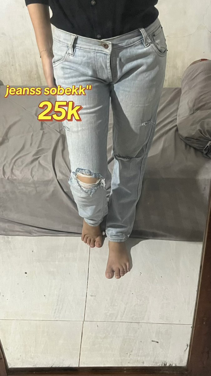 adejeula's tweet photo. prelovedd celanaa yuu siapa mauu? #preloved #prelovedjeans #zonauang  #zonajajan #bandung #shopee https://t.co/vUUKs5rSEi
