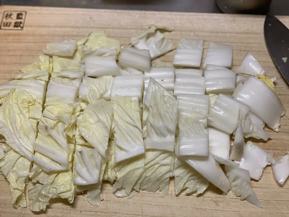 no_inngurissyu's tweet photo. 鍋の白菜を切る時、なんか四角になるのが個人的に胸に来る物がある。

でも、こんなことで悲しくなってるようでは生きてけないので、白菜は四角に切ることにしてる。

斜めに切るのは、もう、やめた。 https://t.co/KoAIlz6uSx