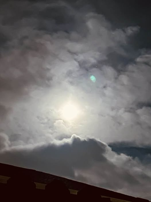 Mysongshari's tweet photo. #moon #lastnite #nashville #largeroundobjectupabovemoon https://t.co/nRgP4Dvm9g