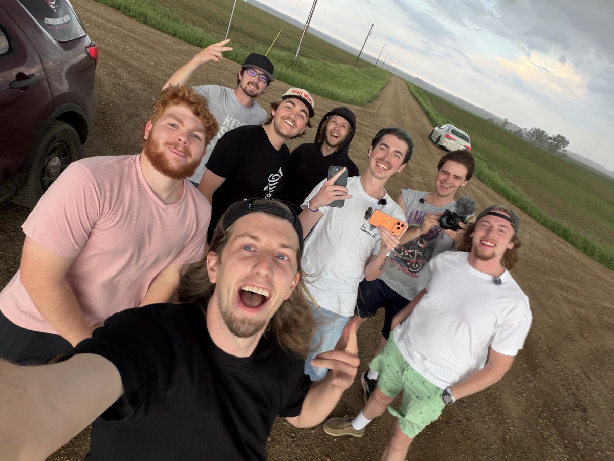 TannerChasing's tweet photo. Just a couple of dudes under the meso! @FreddyMcKinneyR @CharlieBourdo @ben_williams_wx @Eli_Noyd_ @StormRunnerWX https://t.co/eM8c3s9ezo