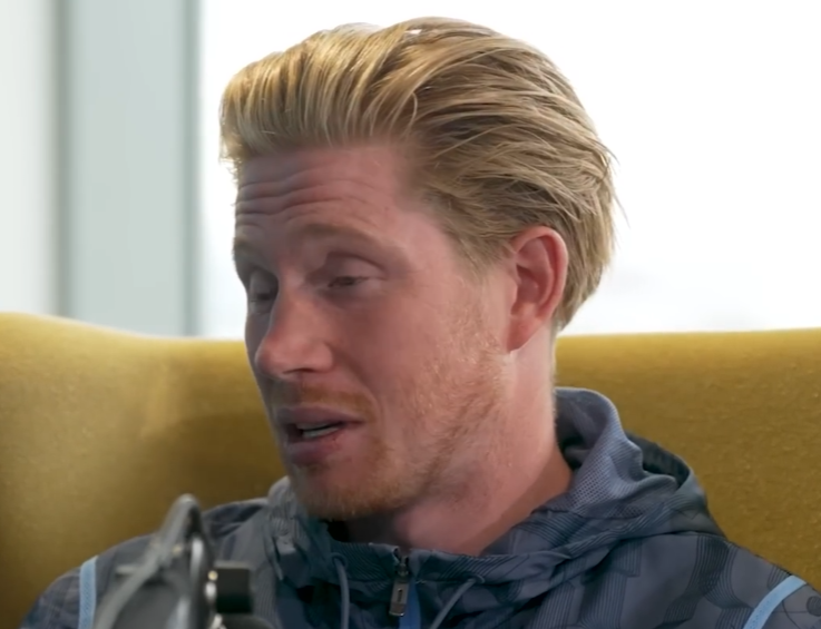 footballcritix's tweet photo. 🗣️ Kevin De Bruyne: "Chelsea'de oynarken Jose Mourinho beni odasına çağırdı. Masasının üzerine diğer hücum oyuncularının (Willian, Oscar, Mata, Schürrle) istatistiklerini koydu. Benim asist ve gol sayılarımın az olduğunu söyledi. Ona 'Ama onlar 30 maç oynadı, ben sadece 3 maç oynadım' dedim. O gün Chelsea'den ayrılmam gerektiğini anladım."