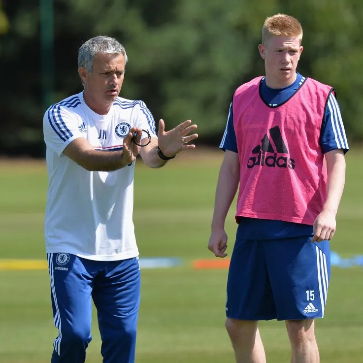 footballcritix's tweet photo. 🗣️ Kevin De Bruyne: "Chelsea'de oynarken Jose Mourinho beni odasına çağırdı. Masasının üzerine diğer hücum oyuncularının (Willian, Oscar, Mata, Schürrle) istatistiklerini koydu. Benim asist ve gol sayılarımın az olduğunu söyledi. Ona 'Ama onlar 30 maç oynadı, ben sadece 3 maç oynadım' dedim. O gün Chelsea'den ayrılmam gerektiğini anladım."