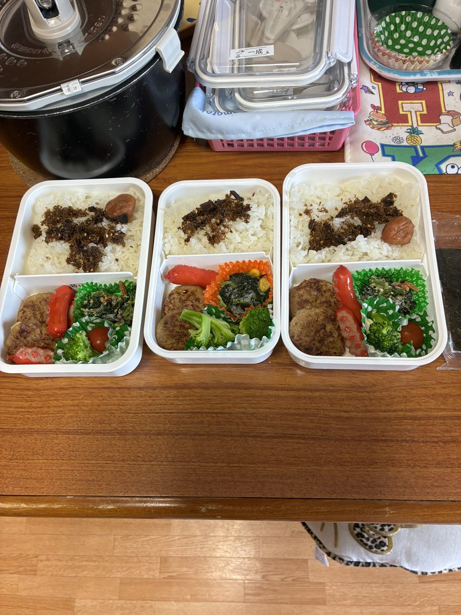 junkomwsb's tweet photo. おはようございます😊
今日から、新しい職場に出勤します(*^^*)いつもの簡単弁当です。朝ゆっくりだしね🙂
頑張ります(ง •̀_•́)ง https://t.co/WpJNWXymFD