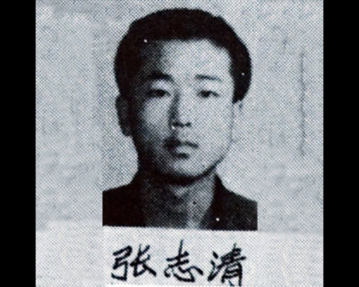 heken34704030's tweet photo. 当代不应忘却的勇士(二百三十六)
张志清 是1989年六四事件（天安门事件）期间的一名学生领袖，中国政法大学第二学士班学生。
北京高校学生自治联合会（北高联 / 高自联）常委。对话团中国政法大学代表。
六四事件后，公安部发布21名学生领袖通缉名单，他名列第16位。事件后一度下落不明。他是21名通缉学生领袖中公众视野中基本消失的一位，至今下落不明或生死未知。
部分早期或非主流来源曾提到他可能移居美国（甚至有“居纽约任风险管理经理”等说法），但这些信息未得到主流媒体或人权组织的证实，且与维基百科、BBC、人权观察等报道存在矛盾。整体上，他的现状仍被描述为“不详”或“杳无音讯”。#六四大屠杀 #中共不是合法政府