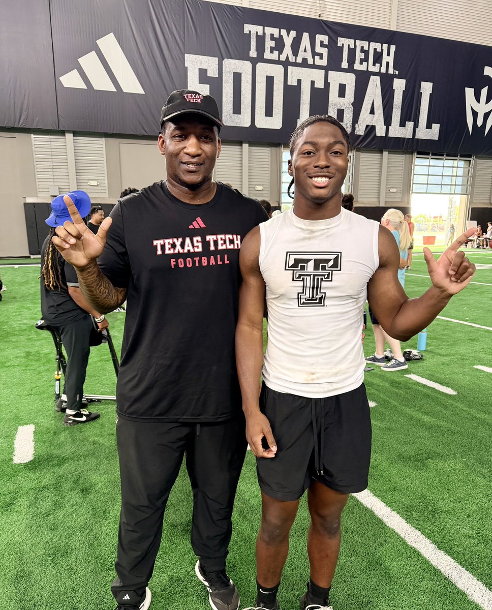 EJ_Lockwood's tweet photo. Great Camp today @TexasTechFB!! Appreciate the coaching and looking forward to building relationships.#WreckEm

@BnanceTTU 
@GarretMcGuire 
@JoeyMcGuireTTU 
@JMunizHayes 
@coachfreddiej 
@Football_Steele 
@iam_alinedouard 
@ChaseYourDreemz 
@bbetterperform 
@Dubb02 https://t.co/iT8r163anA
