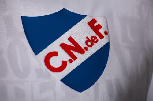 laabdon's tweet photo. Observen bien el escudo...

Les queda GIGANTE.... 

RESPETEN EL CLUB, RESPETEN LA CAMISETA https://t.co/RTiiCG45YF