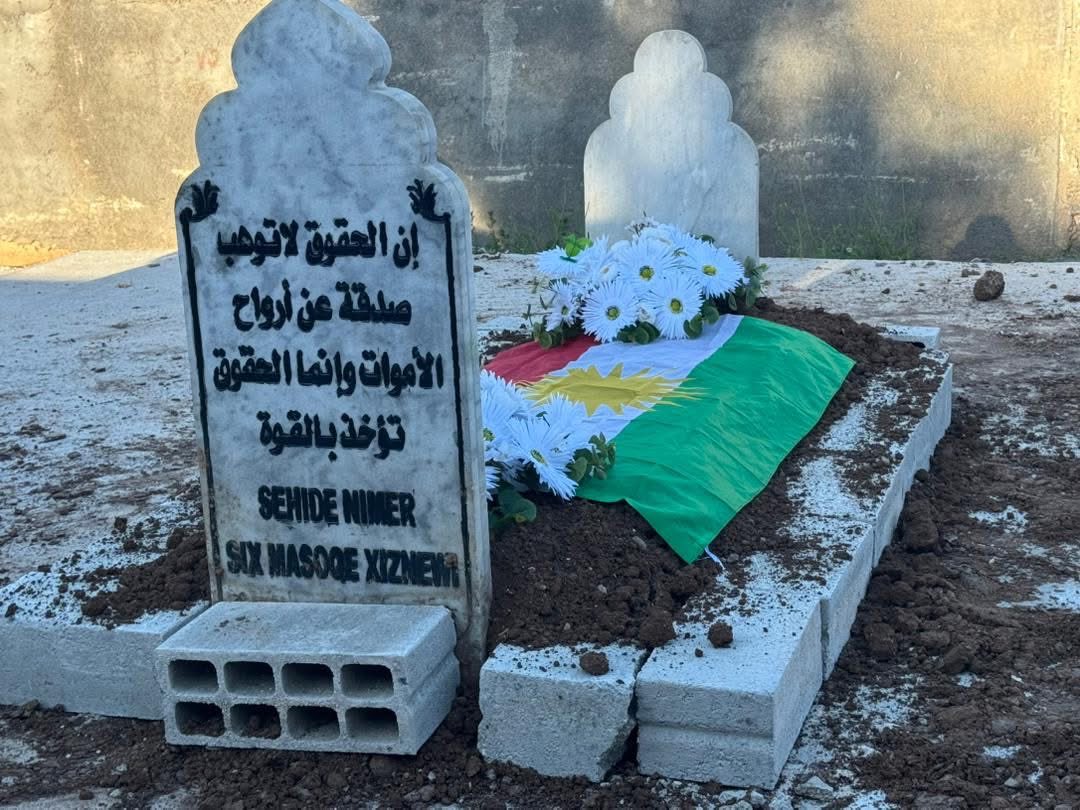 MurshidKhaznawi's tweet photo. Şehadeta Şêxê Şehîdan Maşûqê Xeznewî ne tenê rojeke bîranînê ye, lê qonaxek hişyariyê ye
Mirovek ku bi gotar û kiryarn li dijî zordarî rabû, û ji bo rûmeta gelê xwe jiyana xwe berdêl da
Di salvegera 21-an de em soza xwe ya ji bo peyama wî nû dikin: Kurdistaneke azad armanca me ye https://t.co/Lv5yHbSnQo