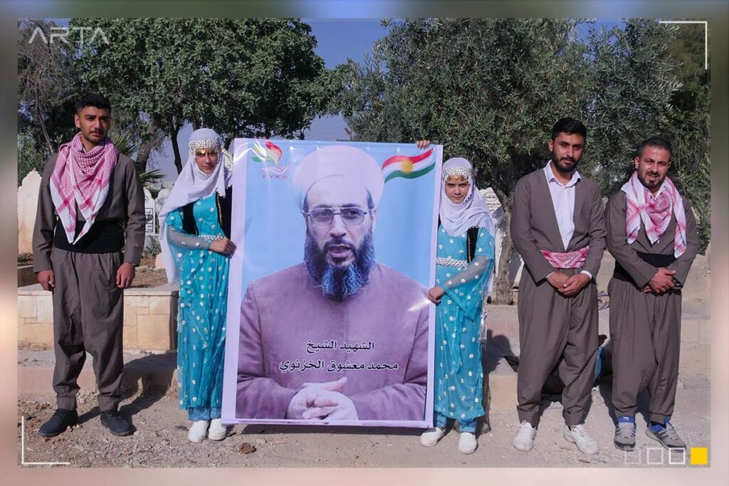 MurshidKhaznawi's tweet photo. Şehadeta Şêxê Şehîdan Maşûqê Xeznewî ne tenê rojeke bîranînê ye, lê qonaxek hişyariyê ye
Mirovek ku bi gotar û kiryarn li dijî zordarî rabû, û ji bo rûmeta gelê xwe jiyana xwe berdêl da
Di salvegera 21-an de em soza xwe ya ji bo peyama wî nû dikin: Kurdistaneke azad armanca me ye https://t.co/Lv5yHbSnQo