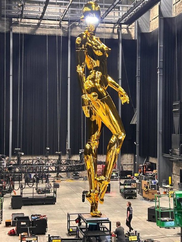 kayweeknd's tweet photo. sem acreditar que a estátua mais bonita da turnê não vai ser na américa latina aff KKKKKKKK https://t.co/czxgcXZtXX