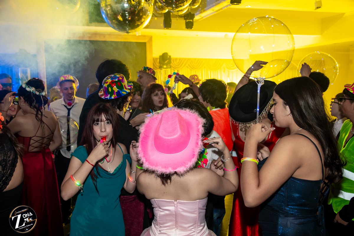 Zonamic_foto's tweet photo. 🦋 ✦ 🦋 ✦ 🦋

👑 AGOS XV | FOTO GRUPAL 👑
✨ El último gran retrato antes de que la fiesta se transformara en pura alegría, ritmo y celebración. ✨

📍 Salón Royal Night

creacionesdigitales

#AgosXV #RoyalNightEventos #FiestaInolvidable #CariocaTime #MomentosQueBrillan https://t.co/GK03xfuTqk