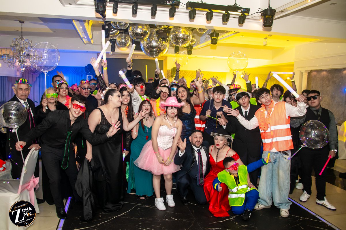 Zonamic_foto's tweet photo. 🦋 ✦ 🦋 ✦ 🦋

👑 AGOS XV | FOTO GRUPAL 👑
✨ El último gran retrato antes de que la fiesta se transformara en pura alegría, ritmo y celebración. ✨

📍 Salón Royal Night

creacionesdigitales

#AgosXV #RoyalNightEventos #FiestaInolvidable #CariocaTime #MomentosQueBrillan https://t.co/GK03xfuTqk