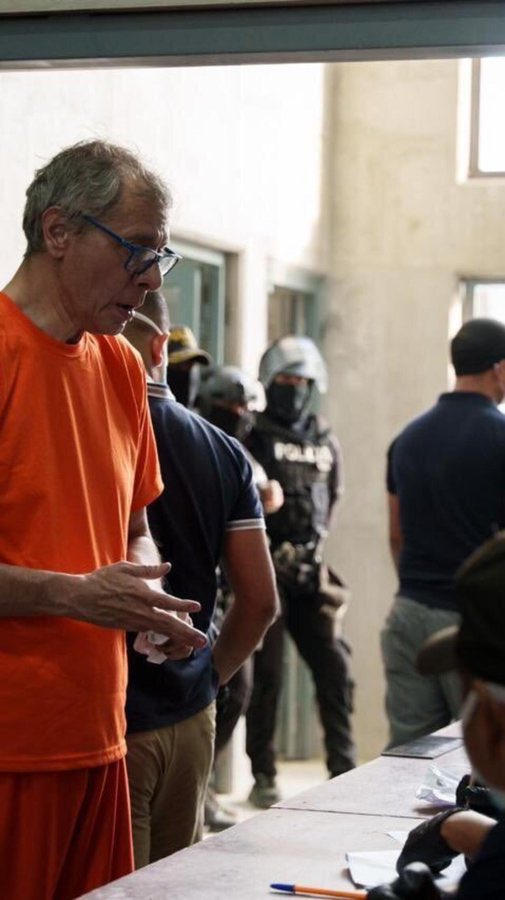 tinagus2000's tweet photo. Estas imágenes no son solamente una denuncia del deterioro de la salud de Aquiles Álvarez y Jorge Glas. Son el síntoma de algo más grande: la forma en que el régimen actual de Ecuador gobierna a través de un sistema de crueldad institucional controlada. El objetivo no es simplemente encarcelar a adversarios, sino someter sus cuerpos a un régimen permanente de aislamiento, opacidad, incertidumbre médica y vulnerabilidad.

Por eso el concepto de “dictadura de baja intensidad” resulta tan potente desde el punto de vista analítico. No se trata de las antiguas dictaduras militares con tanques en las calles y constituciones suspendidas. Esta es más sutil y, por eso mismo, más difícil de nombrar. Tribunales, cárceles, informes policiales, burocracia médica, silencios administrativos y el discurso de la “seguridad” se movilizan para producir efectos políticos claros mientras se difuminan las responsabilidades. Nadie dice públicamente “que se mueran”. Pero cada institución pone su grano de arena en la maquinaria que hace posible su deterioro.

En este contexto, la prisión es una tecnología política. No castiga delitos: disciplina enemigos, envía una advertencia a los aliados y normaliza la idea de que las vidas pueden quedar fuera de las protección del Estado “si provocan al poder”.

Estas imágenes revelan una forma de autoritarismo que vacía la legalidad. La ley queda como mera escenografía; el poder real opera a través de la excepción. Lo más preocupante es esta sofisticación: la violencia ya no necesita una orden pública del Ejecutivo. Circula de forma difusa entre jueces, autoridades penitenciarias, protocolos médicos, custodia policial e indiferencia social. 

Esa dispersión de la responsabilidad es la que hace que este régimen se vuelva más difícil de nombrar. Una dictadura de baja intensidad que convierte silenciosamente las instituciones jurídicas y penitenciarias en instrumentos de neutralización política. 

Los cuerpos de los opositores encarcelados se convierten, entonces, en el campo de batalla político de la democracia.