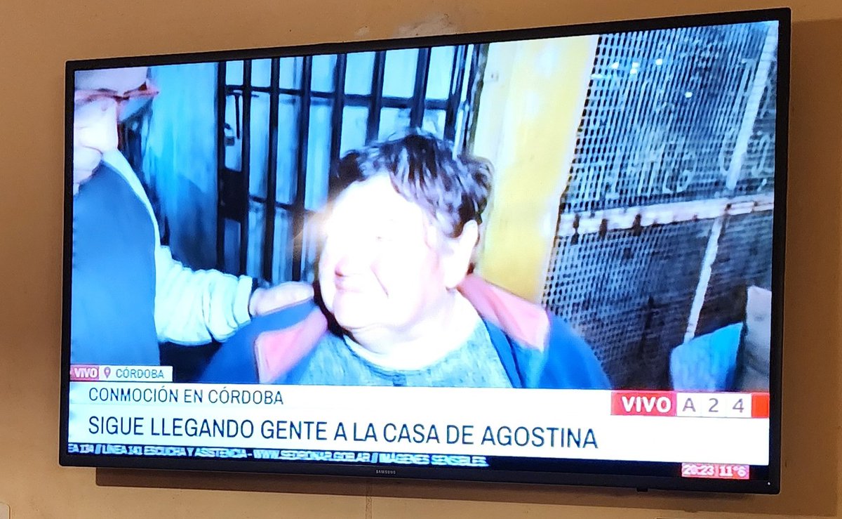 marisavolpi's tweet photo. LA SRA DUERME EN LA CALLE y #Agostina LE DABA DE COMER.
PERO COMO PUEDE SER ESTO!
SI #TMAP !
#LPQLRP por la nena y por la Sra ! #Justicia https://t.co/Ro0ibimH3s