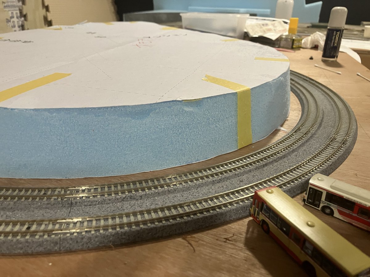 tamo_23's tweet photo. スタイロでベース作り。法面の角度と平面性を気にしながら削る。CADで作図した石垣の型紙を現物に重ね #グリーンマックス の石垣をカットして貼り付け。相変わらずマステのミイラに。 #Nゲージ #レイアウト #KATO https://t.co/WMr5SoQuEW
