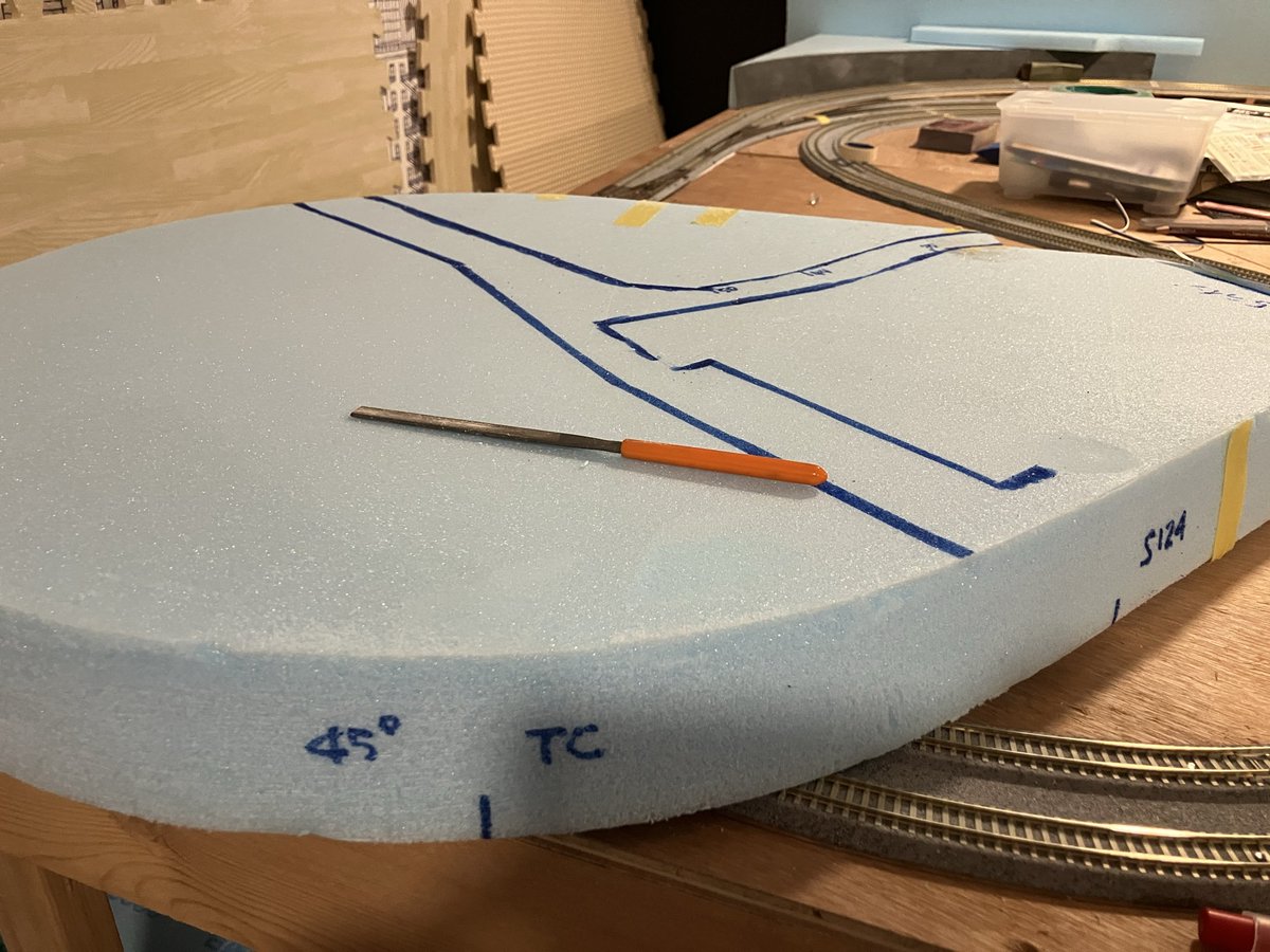 tamo_23's tweet photo. スタイロでベース作り。法面の角度と平面性を気にしながら削る。CADで作図した石垣の型紙を現物に重ね #グリーンマックス の石垣をカットして貼り付け。相変わらずマステのミイラに。 #Nゲージ #レイアウト #KATO https://t.co/WMr5SoQuEW