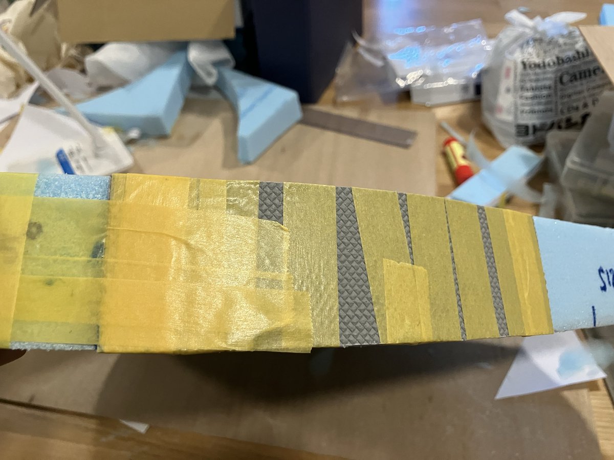 tamo_23's tweet photo. スタイロでベース作り。法面の角度と平面性を気にしながら削る。CADで作図した石垣の型紙を現物に重ね #グリーンマックス の石垣をカットして貼り付け。相変わらずマステのミイラに。 #Nゲージ #レイアウト #KATO https://t.co/WMr5SoQuEW