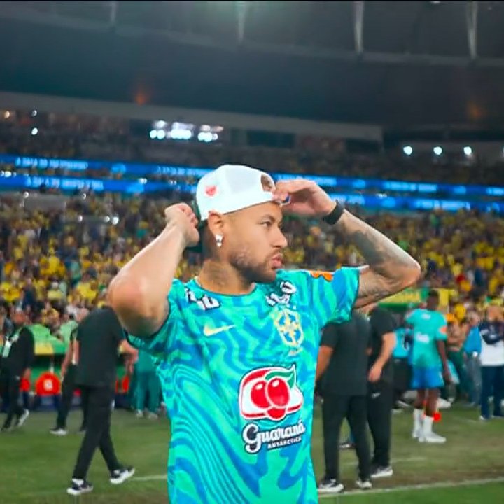 🚨 Immediately after the game ended, Neymar Jr was on the pitch to