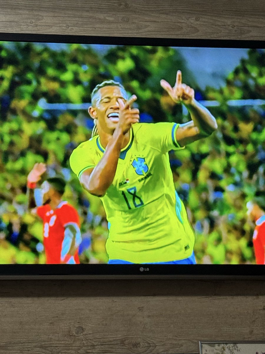 wagneromena's tweet photo. Jogadores que fazem gestos obscenos em comemoração ao gol feito são punidos com cartão vermelho. Corretíssimo! Agora, por que não se pune tb quem faz gesto violento? Danilo Santos deveria ter sido expulso! @ESPNBrasil @geglobo https://t.co/46CzvRIt6h