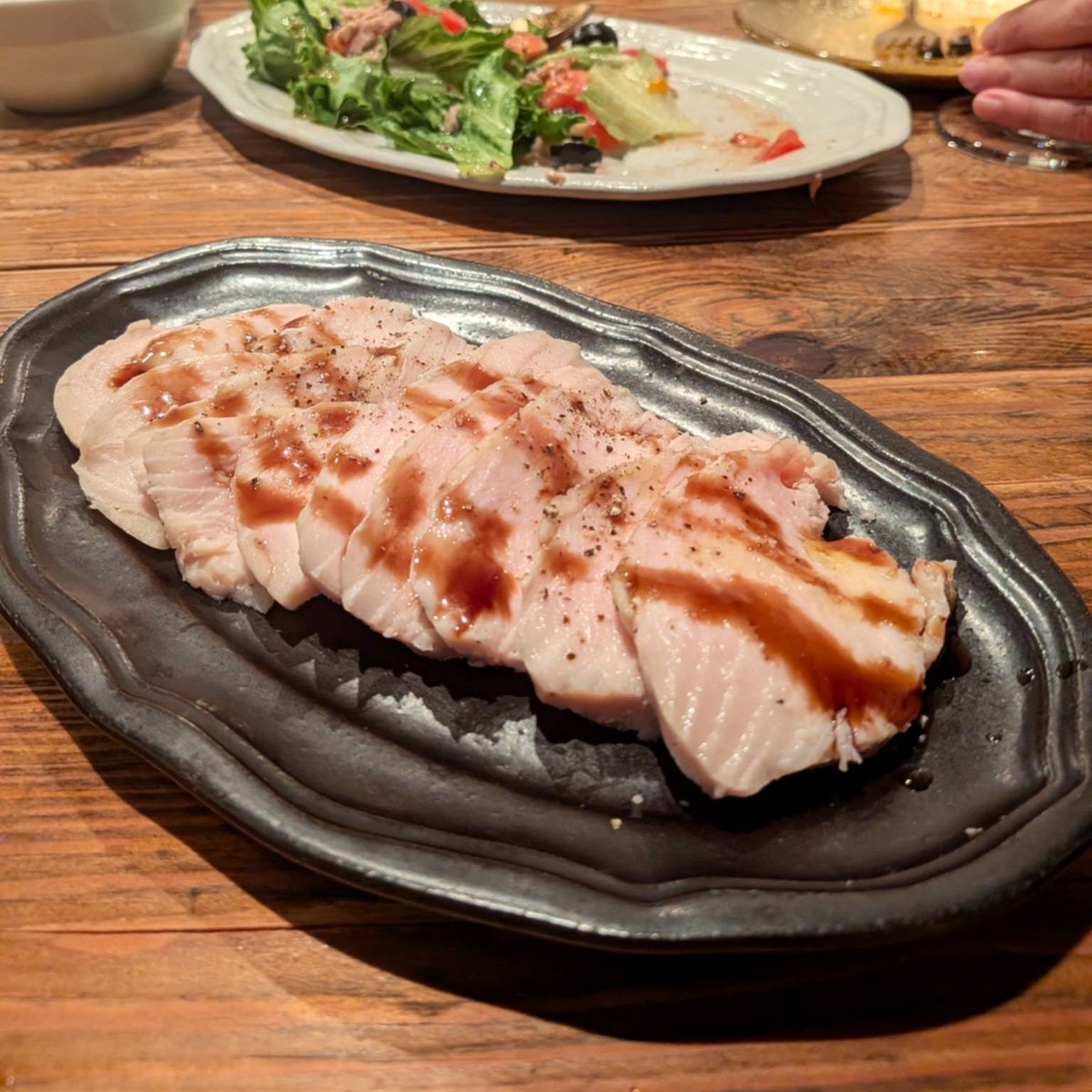 ayan8n's tweet photo. 最近実は時々ワインバーで働いてるのですが、先日いつもの人がお休みだったので、おつまみを作らせてもらいました🙌

限られたキッチンの中で試行錯誤しながら、ここ数年学んでいる料理とワインの実践ができて楽しかったです🥂

ワイン好きな知人友人やそのお連れ様にも来てもらえて嬉しかった〜😆 https://t.co/3o7aqfH2ig
