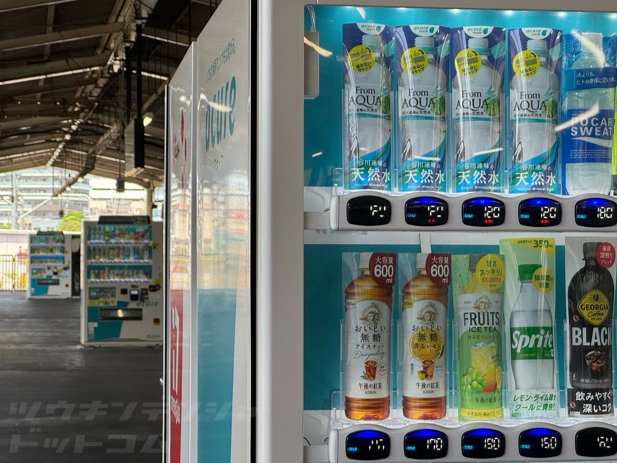 com_train_com's tweet photo. 【雑学】新幹線工事から生まれた天然水

JR東日本の駅で発売されているミネラルウォーター『From AQUA』。

上越新幹線のトンネル工事での出水がきっかけで製品化され、当初はブランド名も『大清水』でした。

ブランド名変更後は東北エリア発売分のみ白神山地の天然水を使用しています。

#FromAQUA https://t.co/rMLA57ZLLD