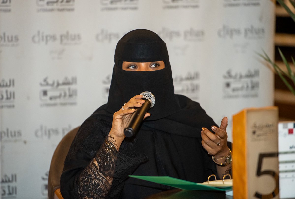 dips_plus's tweet photo. من أجواء الفعالية
في دبس بلس، ضمن برنامج الشريك الأدبي، أُقيمت جلسة «مرايا المأثور: ملامح النفس البشرية في الحكمة الشعبية»، حيث تناولت الحكمة الشعبية والأمثال بوصفها مرآة للنفس البشرية والوعي الجمعي.
استعرضت الجلسة أثر البيئة والظروف الاجتماعية في تشكيل اللغة وتداول المأثور بين الأجيال، في طرح جمع بين الأدب والذاكرة الشعبية.
جلسة ثرية بالتأمل والمعرفة، أبرزت عمق الحكمة الشعبية وحضور الإنسان في لغته وموروثه.
#دبس_بلس #الشريك_الأدبي #وزارة_الثقافة #هيئة_الأدب_والنشر_والترجمة #الدرعية #جاكس