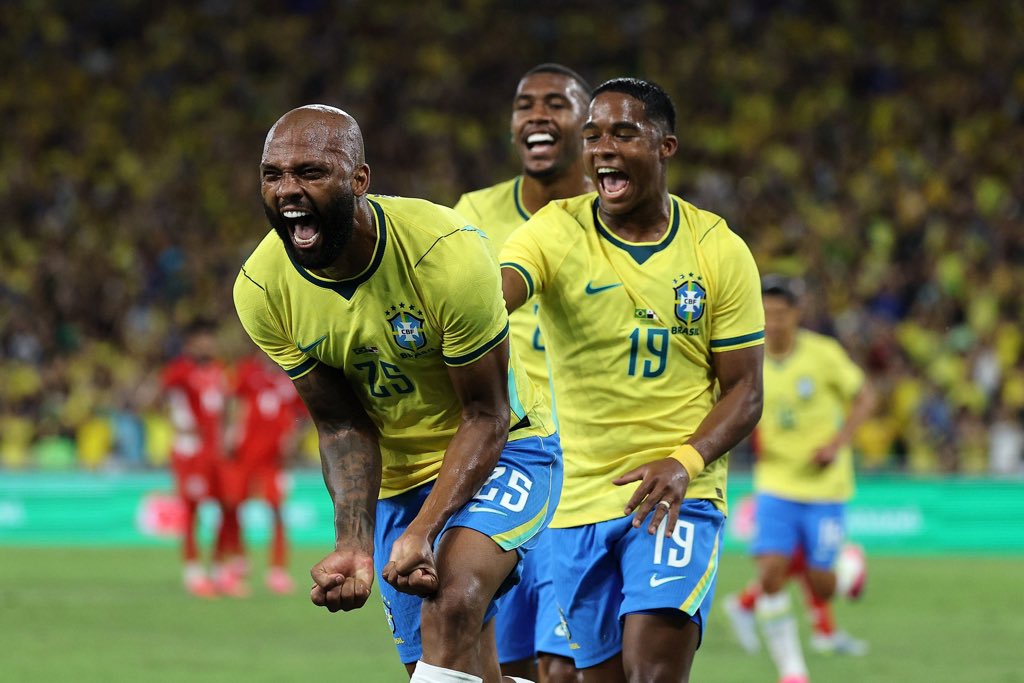 ahbalisson's tweet photo. Fim de papo, fim de jogo!

A torcida aplaude nas arquibancadas após uma grande atuação da Seleção Brasileira. Vitória convincente e goleada do Brasil sobre o Panamá: 6 a 2 no placar final.

Agora, a equipe brasileira segue sua preparação para a Copa do Mundo. A delegação embarca para os Estados Unidos, onde ficará concentrada para a disputa do torneio. A expectativa é que o Brasil permaneça em território norte-americano durante toda a competição, sem a necessidade de deslocamentos para México ou Canadá nas fases seguintes.