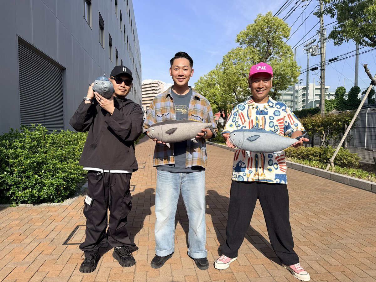 kinkidaigakuPR's tweet photo. 台風が近づいているようですが、グッドモーニング！

MV撮影でお越しになった、#ベリーグッドマン のみなさんと、うちのマグロたち🐟

読売テレビ「テッパン朝ライブ じゅーっと！」のテーマソング「グッドモーニング」

朝にぴったりな元気をもらえる曲です▼
https://t.co/c7rzBR1RwN https://t.co/cm0QFO4ntS