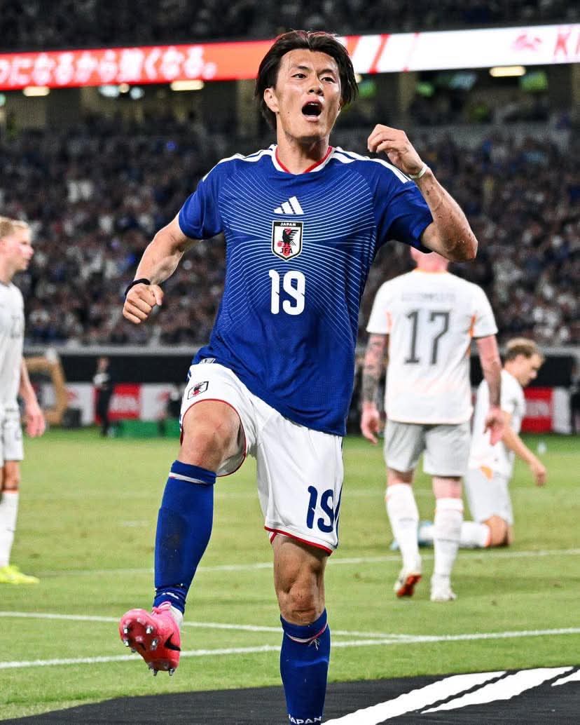 FootballWitball's tweet photo. 📋 New World Cup substitution rule comes into play… and it backfires instantly. 😬

🇮🇸 Hlynsson was subbed off but took longer than the allowed time to leave the pitch.

⏱️ Because of the delay, his replacement had to wait a full minute before entering.

🇯🇵 Japan took full advantage… and scored during that moment of disruption. ⚽