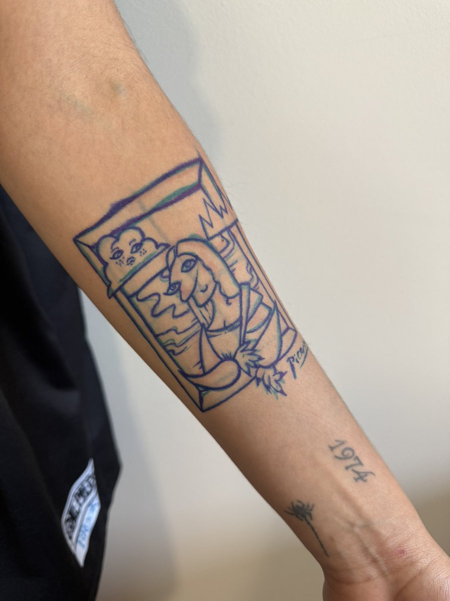 InazioManiaco's tweet photo. Como me jode que cuando regalo un tattoo me piden cover, es como, bro, si regalar un tatuaje duele imaginate si encima estoy limitado a arreglar tus putos errores. Pideme algo que me mole al menos, y asi ganamos los dos, coño.

Likeenme almenos dste tattoo, fue en freehand https://t.co/n3tA59Co4R