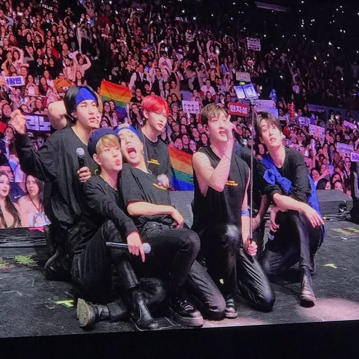 innieokk's tweet photo. FELIZ PRIDE MONTH / MES DEL ORGULLO 🏳️‍🌈 https://t.co/dGKEj7PEGL