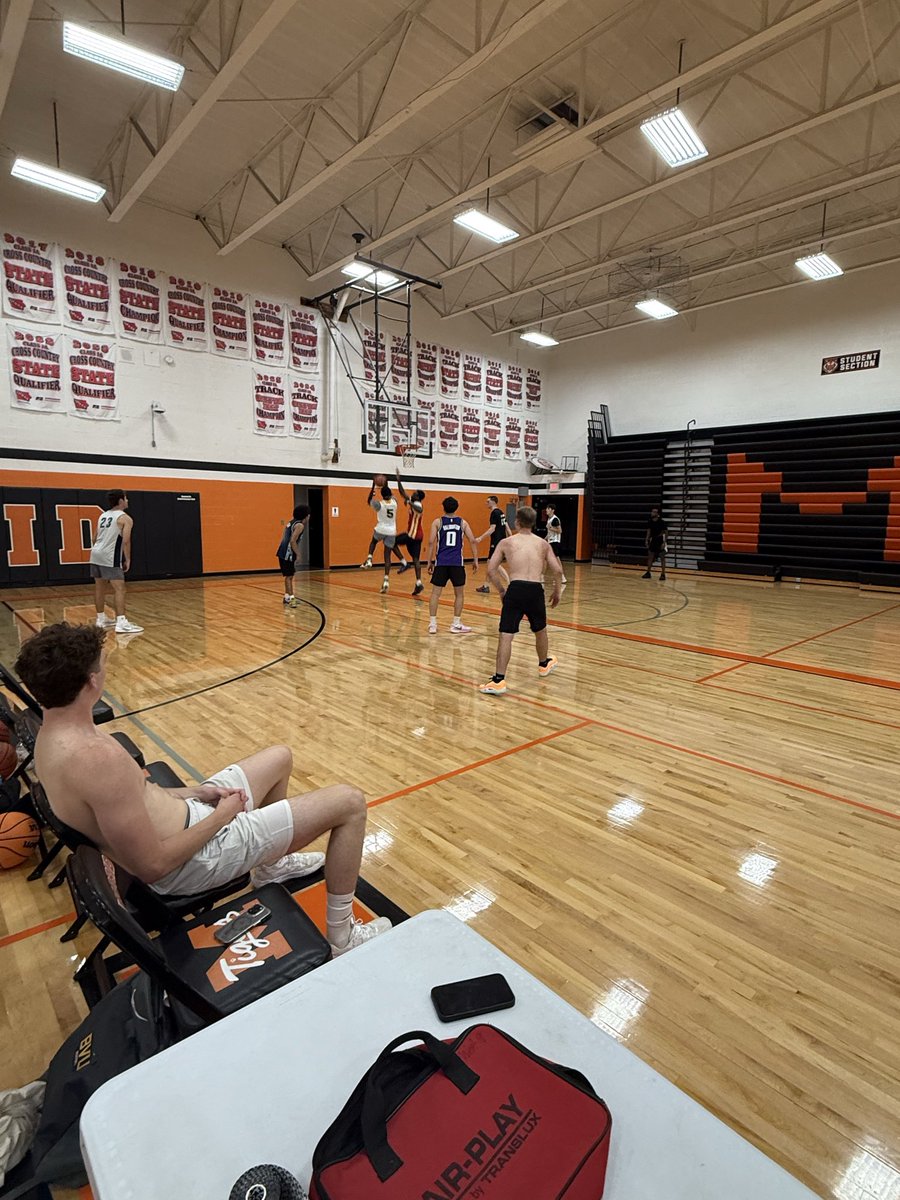MadridBoysHoops's tweet photo. Today we kicked off our inaugural Madrid Summer Basketball League!! Full of 50 current and former collegiate &amp; high school players from the metro. Could not be more pleased with the extremely high level of basketball being played. Such a great opportunity for our kids! https://t.co/GoBvTvVQDc