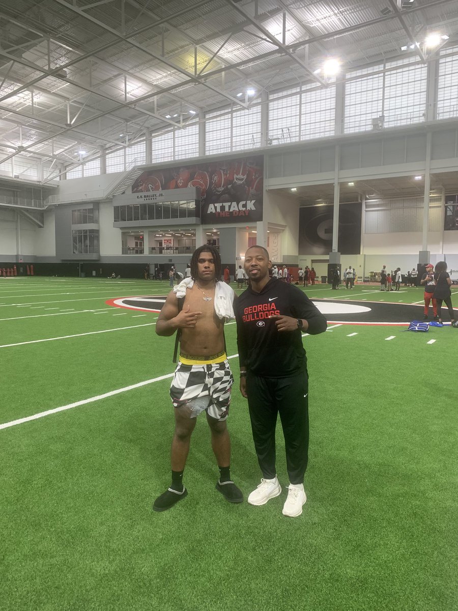 willj8dat's tweet photo. Had a great camp today it was litty and fire learned a lot Fasure can’t wait to be back 🤞🏾✝️ #AGTG @B_Quatro4 @RecruitGeorgia @StevenCarterNLP @CoachSchuUGA @UGAAthletics @SaiRaj071002 https://t.co/KBsiR24LPH