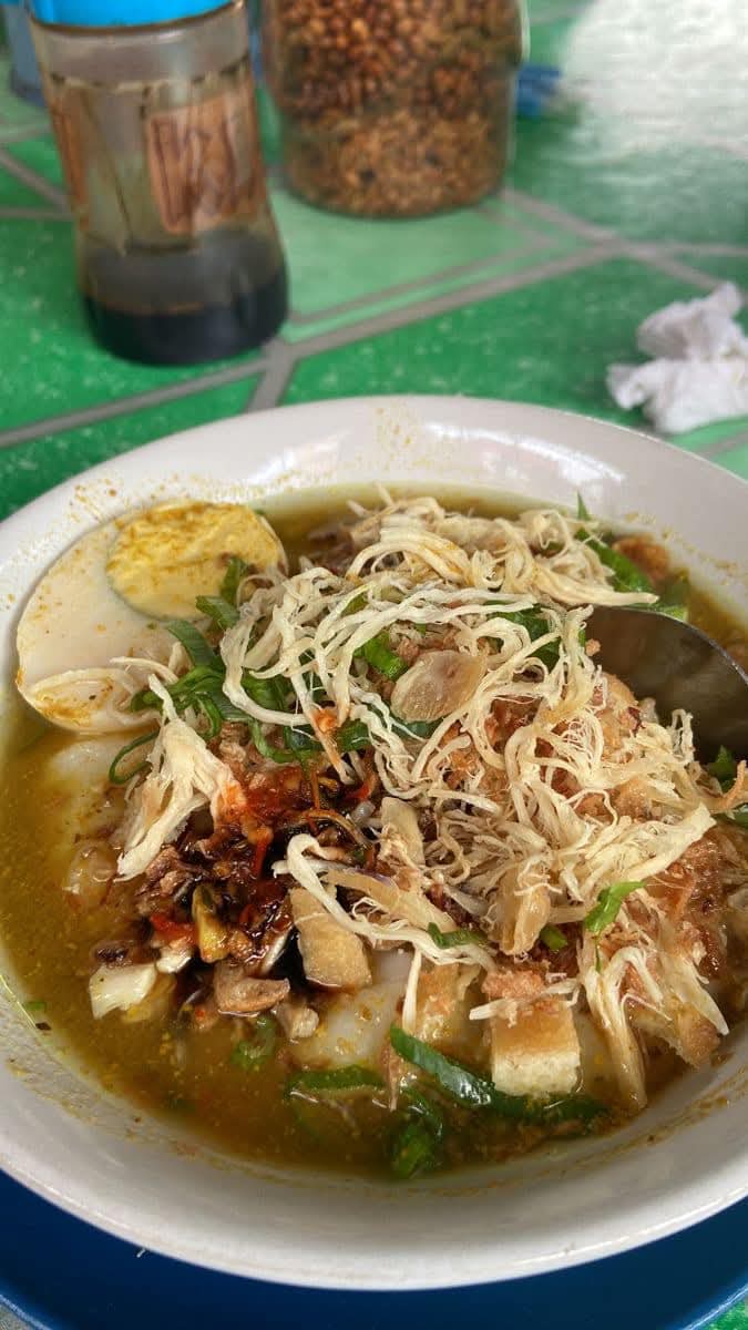 otwjajan_'s tweet photo. Melihat visual seger soto ayam kayak gini bawaannya pengen langsung meluncur ke tukang soto terdekat. Kuahnya kuning ngaldu, suwiran ayamnya penuh, plus telur rebus.
βSarapan atau makan siang pakai ini auto nambah nasi sih π bowl"
#sotoayam #sotolamongan #sotobening https://t.co/0iM0HAHowj