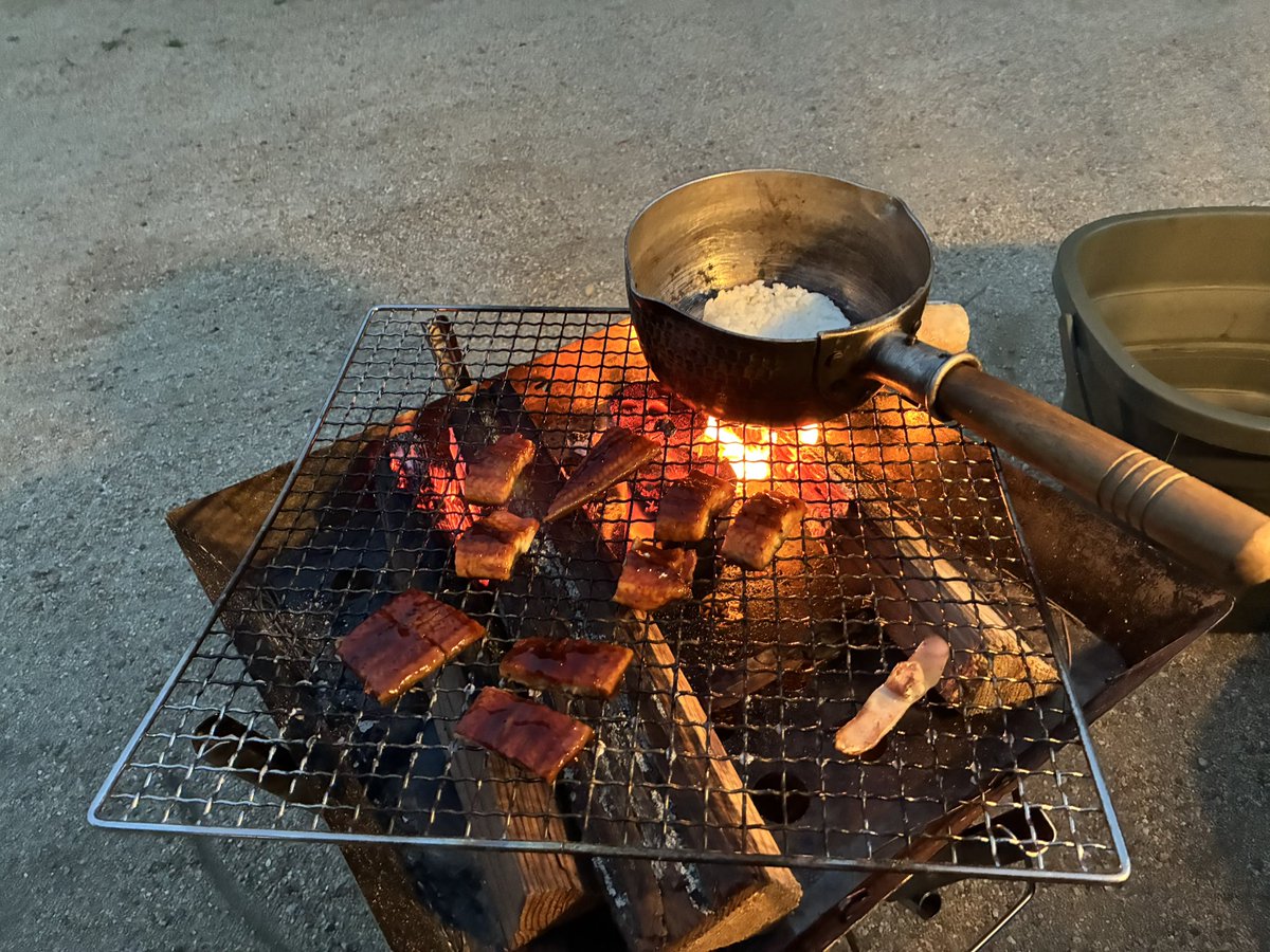 kovine2000's tweet photo. まー釣れんやろと思ってたので
近所のスーパーで
おひとり様用中国ウナギ500円を購入してたので
炭で焼いて
冷飯を温めて
鰻丼にして食べた。
なかなかです🤓 https://t.co/qaVeDLUWW4