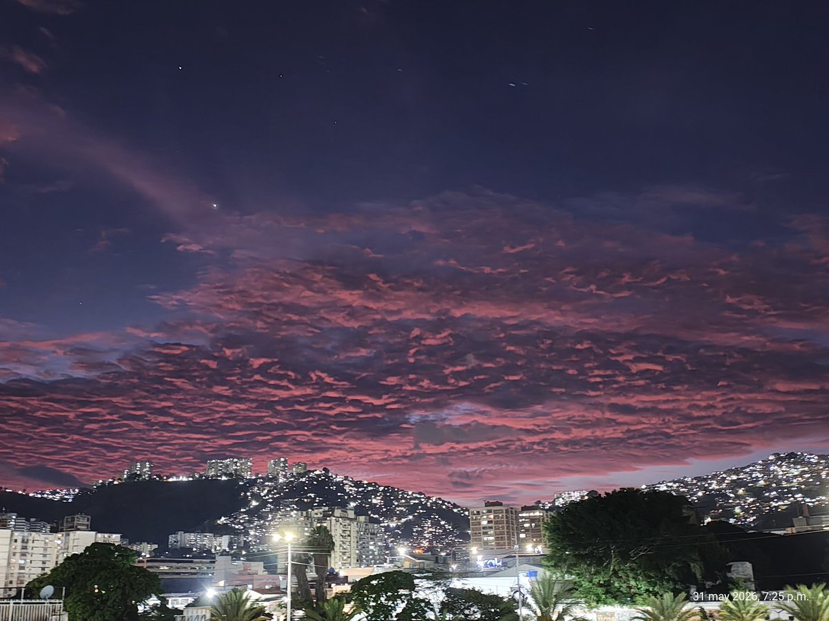 LuisReyes_30's tweet photo. ¡Miren esta belleza que capturé!

El cielo de Caracas 😃 https://t.co/1dveg7LxYd