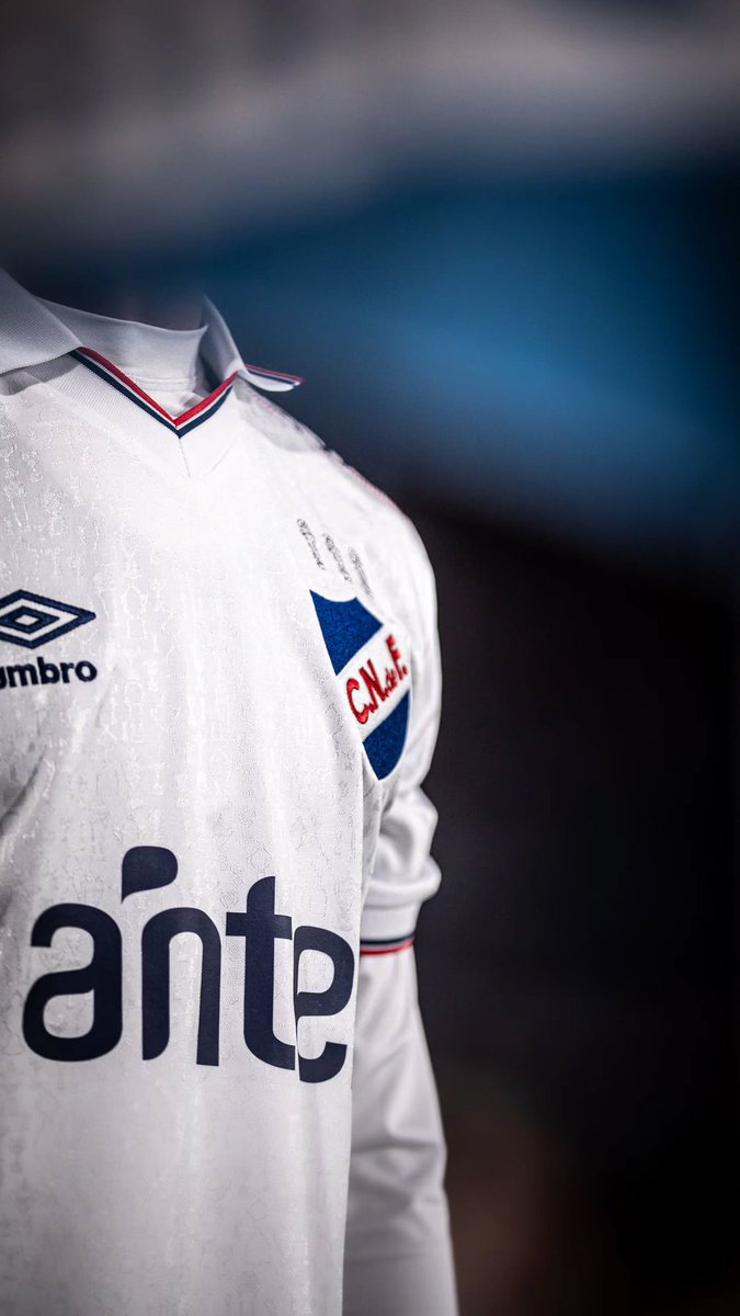 SomosNacional1's tweet photo. Respeten la camiseta del Club Nacional de Football. Les queda gigante. https://t.co/6yungLYP90