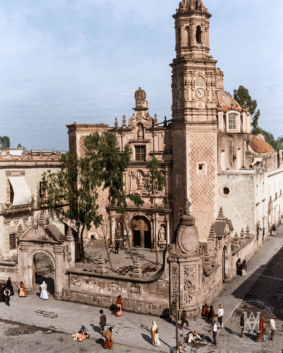 humbertovill68's tweet photo. A finales del siglo XIX, el Templo de San Hipólito y Casiano, hoy conocido como la Iglesia de San Judas Tadeo, ya era uno de los edificios más emblemáticos de la Ciudad de México. Ubicado en el cruce de Paseo de la Reforma y Avenida Hidalgo, fue construido para conmemorar la caída de México-Tenochtitlán el 13 de agosto de 1521, día de san Hipólito.

El templo se levantó en el sitio donde anteriormente existió una ermita que, según la tradición, Hernán Cortés mandó edificar en memoria de los españoles caídos durante la llamada "Noche Triste". Su construcción comenzó en 1599 y concluyó hasta 1740.

Esta fotografía, tomada entre 1885 y 1889, nos muestra el aspecto de este histórico recinto cuando la capital aún conservaba gran parte de su fisonomía del siglo XIX.