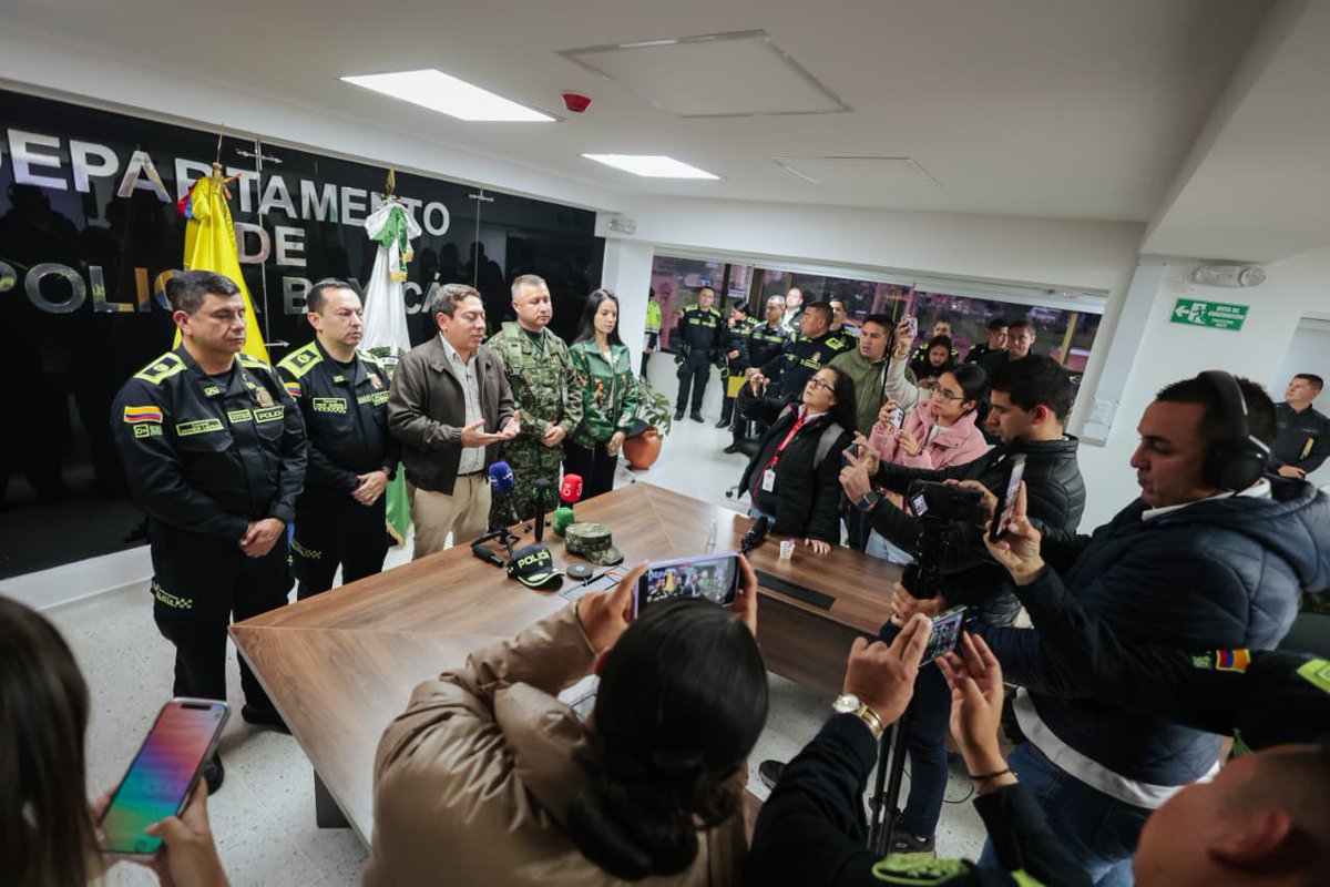 CarlosAmayaR's tweet photo. Como gobernador de Boyacá, agradezco de manera especial a todas las instituciones: @ICBFColombia, @PoliciaBoyaca, @PoliciaMTunja, @COL_EJERCITO, @MinInterior, @MigracionCol y los organismos de control que hicieron posible que hoy nuestro departamento pueda decirle al país, una vez más, que es ejemplo de tranquilidad durante una jornada electoral.

Las y los ciudadanos pudieron ejercer libremente su derecho al voto, sin alteraciones del orden público y con plena movilidad en todo el territorio.

Celebramos además un incremento del 2 % en la participación electoral. Más de 50.000 ciudadanos acudieron a las urnas en comparación con las elecciones anteriores, demostrando su compromiso con la democracia.

Reconocemos también a la @Registraduria por la agilidad en el reporte del escrutinio. 

Boyacá le cumple nuevamente a la democracia y sigue siendo ejemplo para Colombia en transparencia y paz 💚.