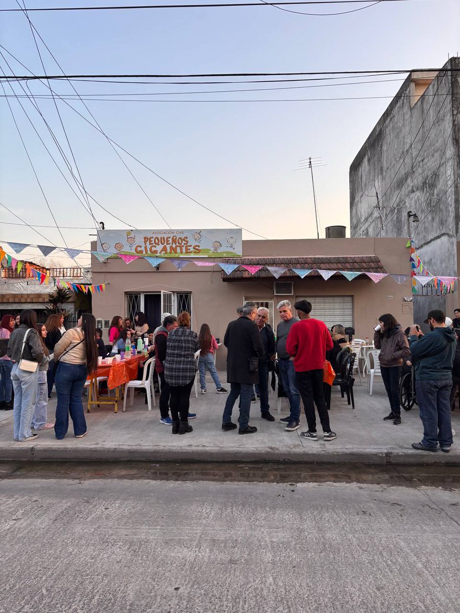 Mgranzurger's tweet photo. Ayer estuvimos en la reinauguración de Pequeños Gigantes.
Un espacio para aprender y crecer.
Gracias a Claudia y a todo su equipo por la labor que hacen día a día, gracias a todos los que se acercaron.
En estos tiempos , un refugio colectivo que nos invita a no bajar los brazos. https://t.co/Ru2YRYHGLn