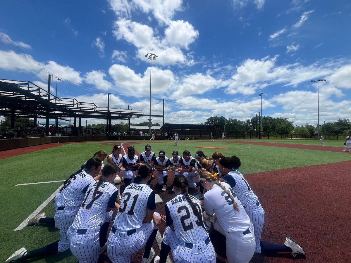 maciemanus24's tweet photo. Great way to kick off the summer season at the Impact Gold Summer Warmup. So much chemistry with this group of girls, it’s going to be a great season!🥎💙💛
@impactgoldhtx16 
@FwoodSoftball 
@HDXSoftball 
@CoachLeux 
@XtremetrainzLlc 
@softballhype https://t.co/4qdn4u8U6Z
